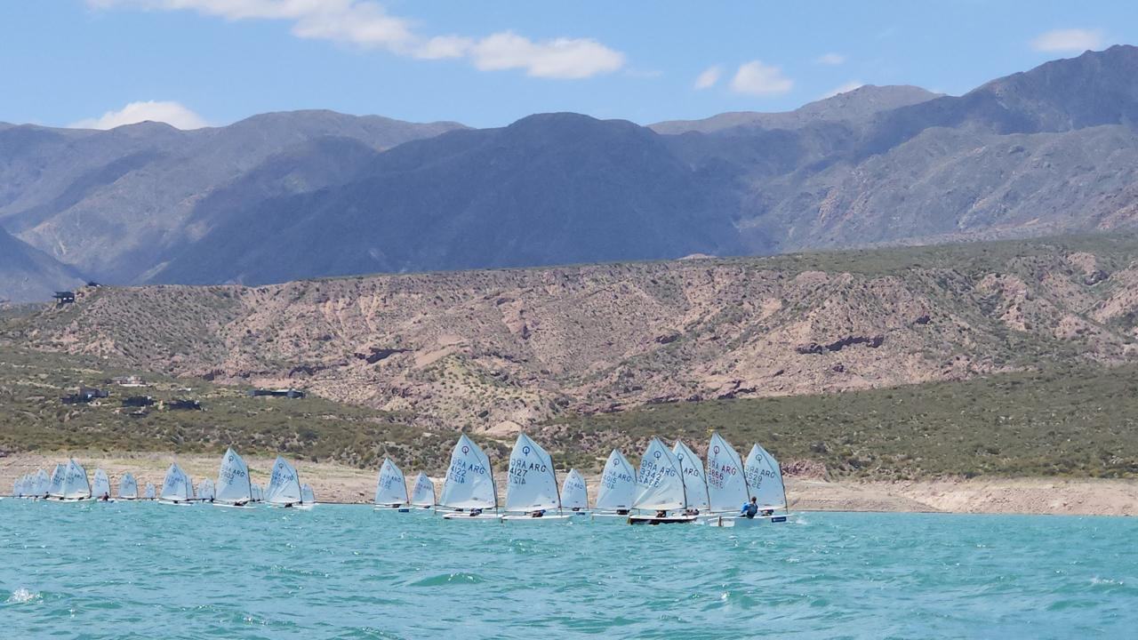 Flota de Optimists frente a la cordillera