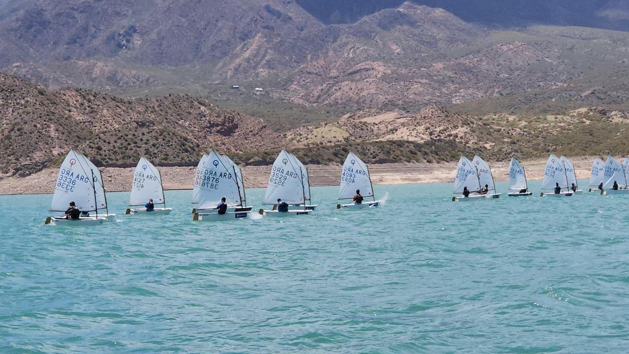 Optimists en línea durante una regata en Potrerillos
